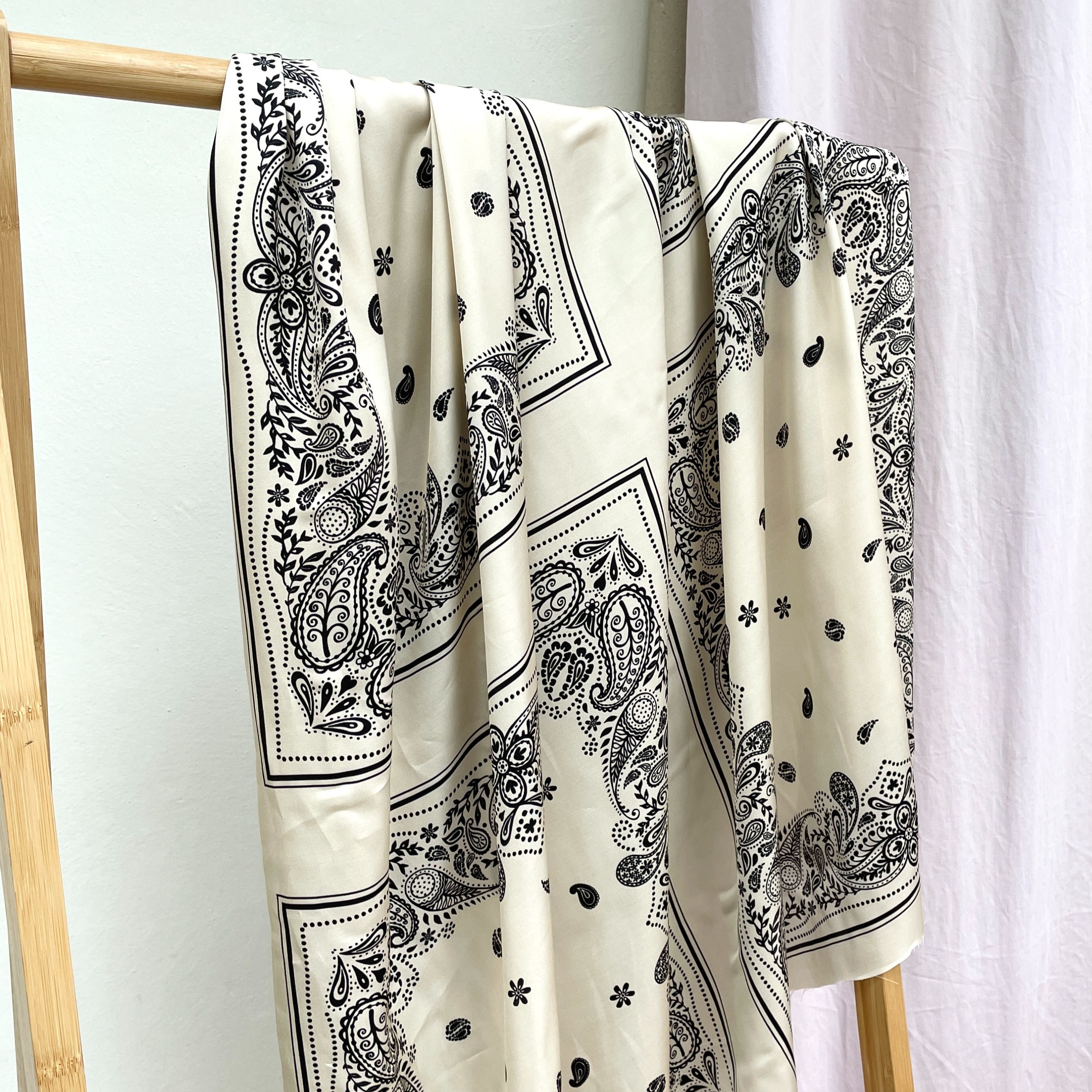 Viskose Ivory mit Paisley Print auf Kleiderstange