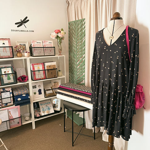 Selbstgenähte Musterstücke, die Schnittmuster dazu und die schönsten Stoffe arrangiert im Showroom
