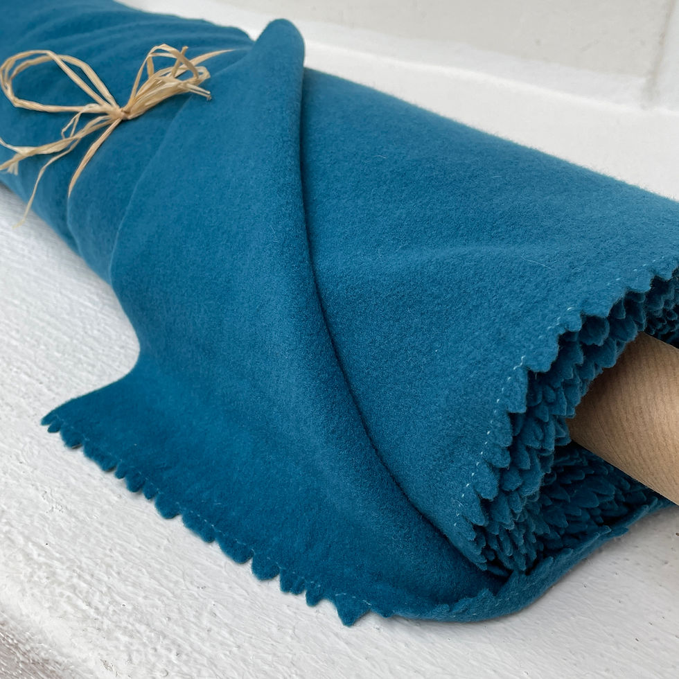 Miniaturbild: petrolfarbener Wollstoff gerollt