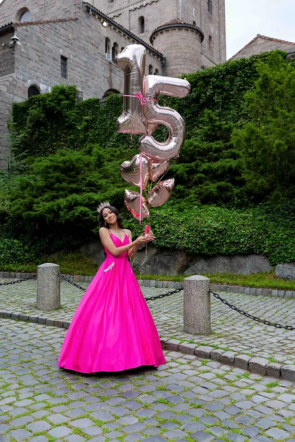 nyc-quinceanera-photographer-fja-photography-pink-gown-15-balloons-ivy-stone-building-portrait