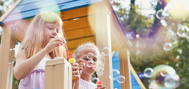 Kinder Blowing Bubbles