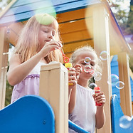 Kinder Blowing Bubbles