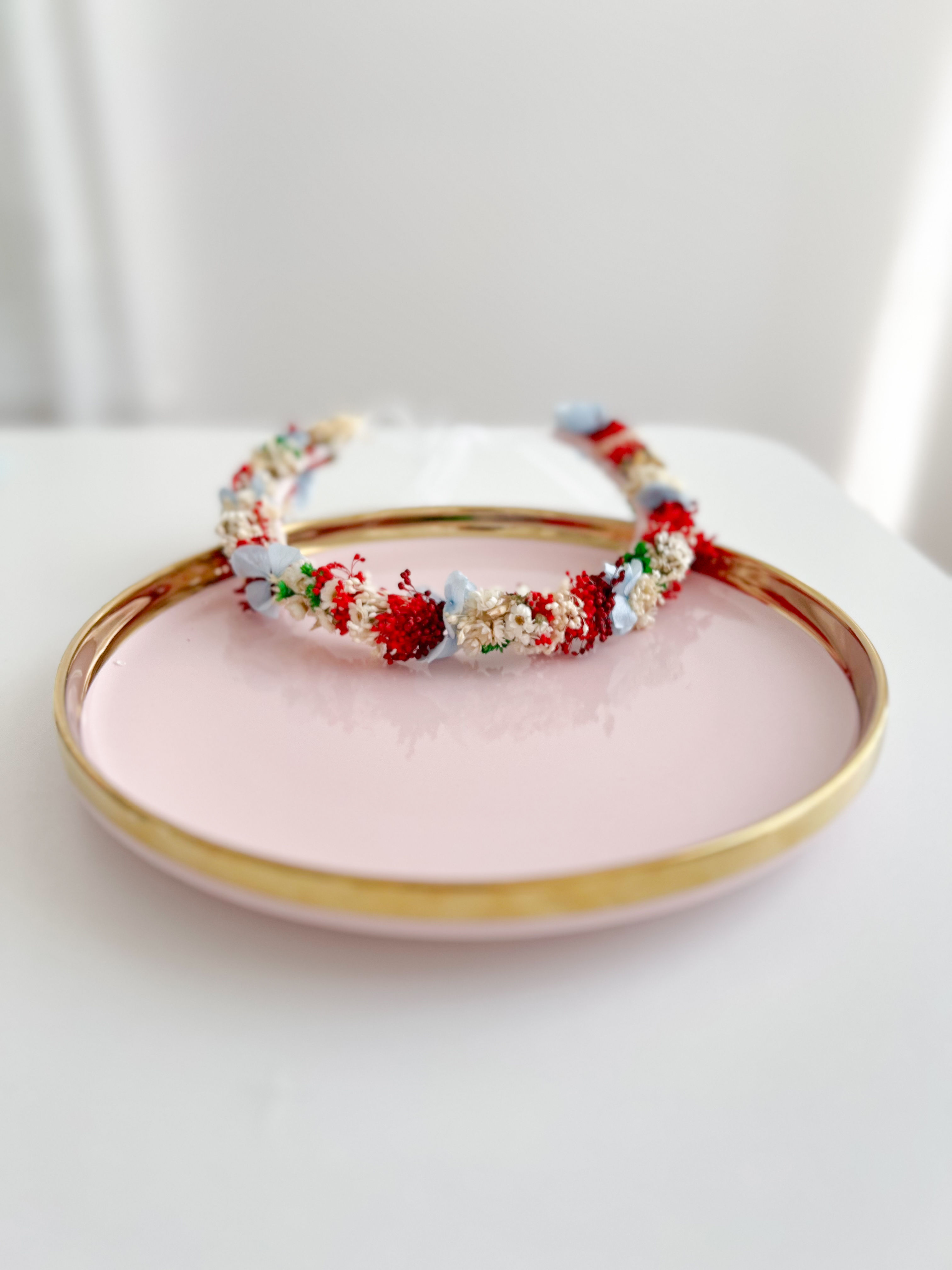 Coronita de par din flori uscate si criogenate - rosu, bleu, verde