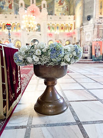 Aranjament decor cristelnita din floarea miresei, hortensie bleu si flori albe