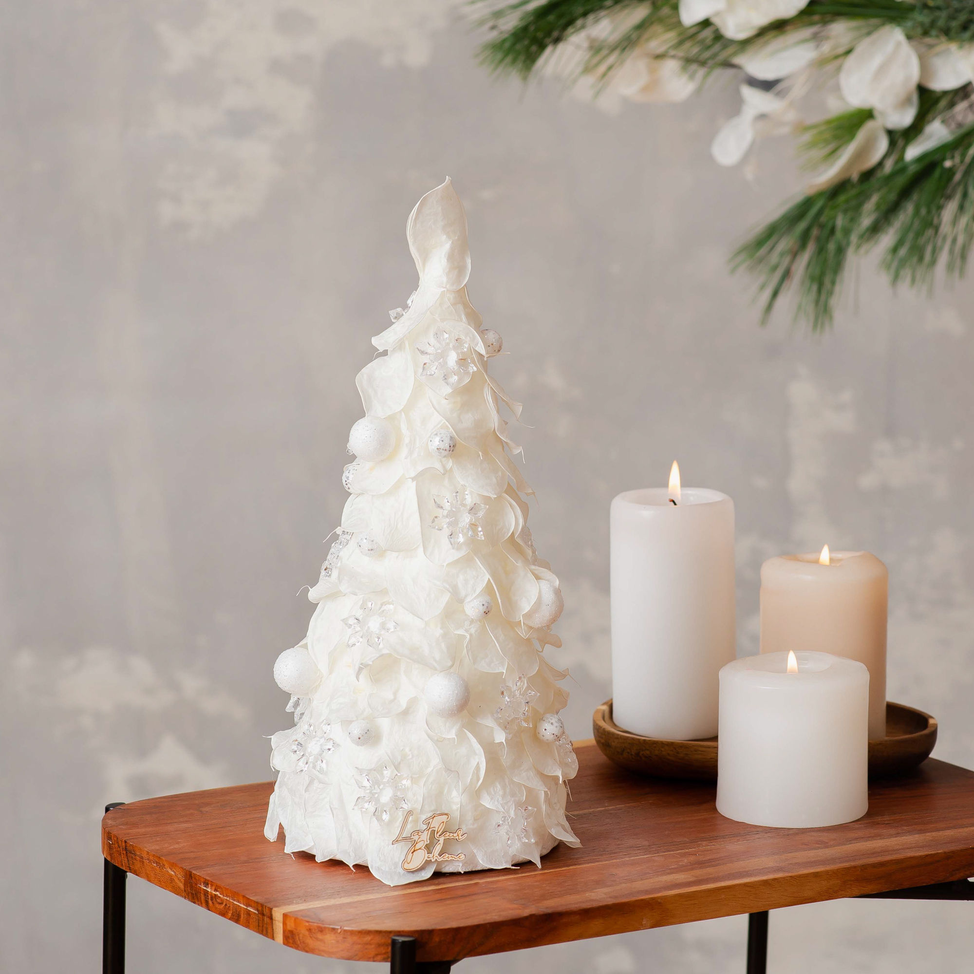 bradut decorativ alb