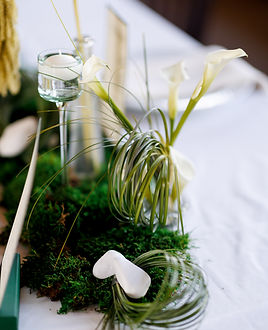 Decor floral elegant pentru botez cu cale albe si lumanari plutitoare
