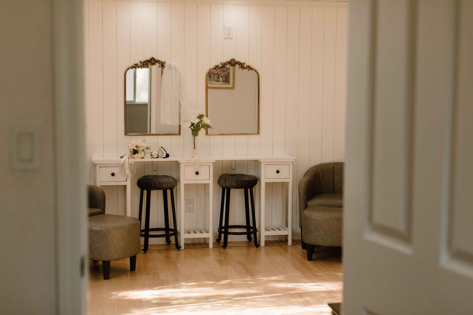 Unisex dressing suite with garden view at Brownstone Gardens, Oakley.