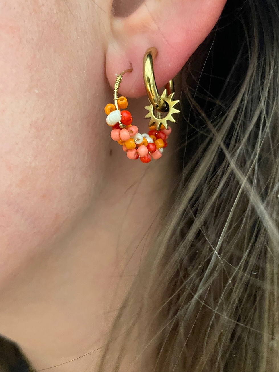 Miniaturbild: Kleine Perlenohrringe mit sommerlichen Farben.