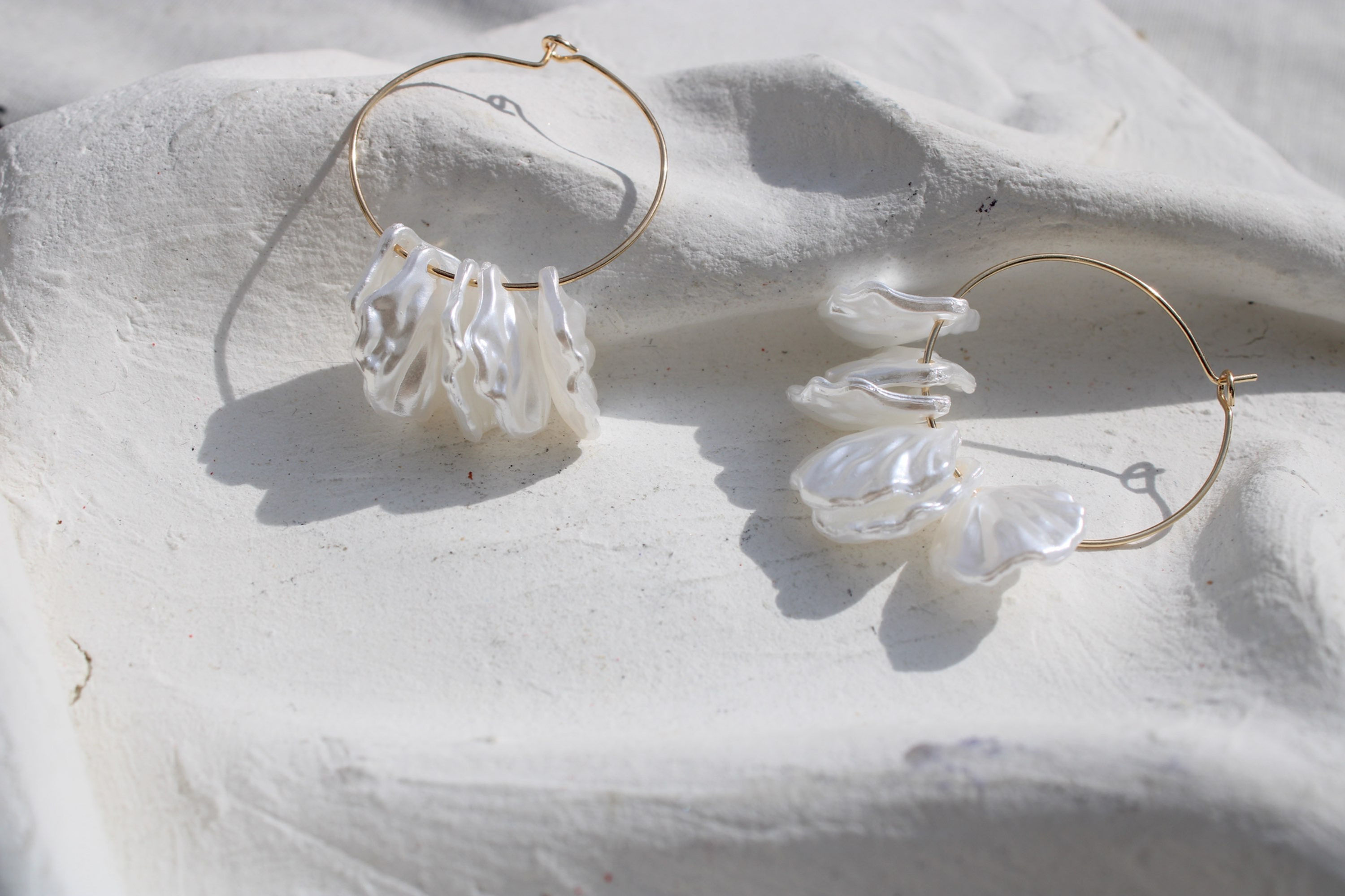 Creolen mit weißen Blütenblätter 