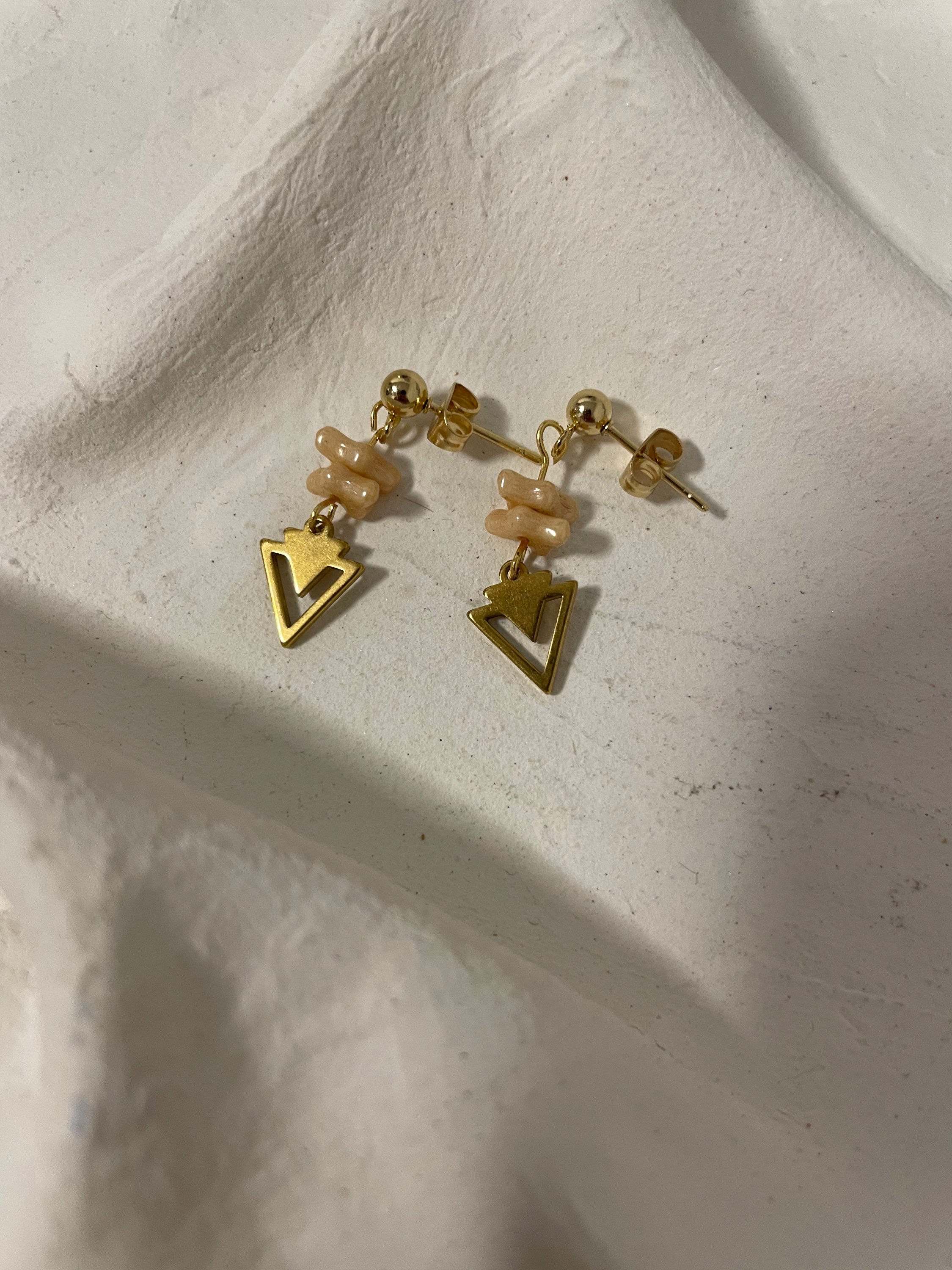 Geometrische Ohrringe mit recycelten Perlen