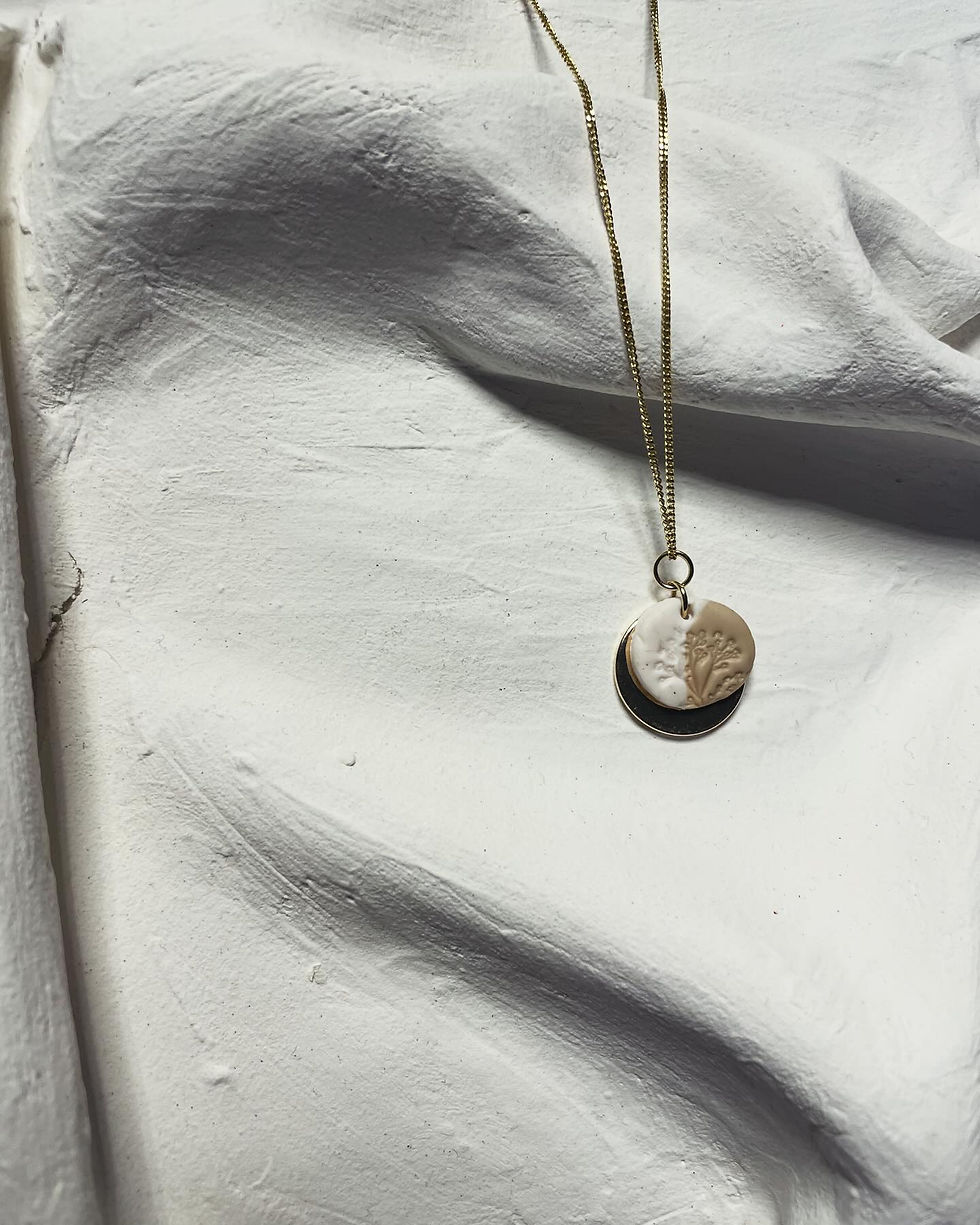 Kette mit Blumenmuster