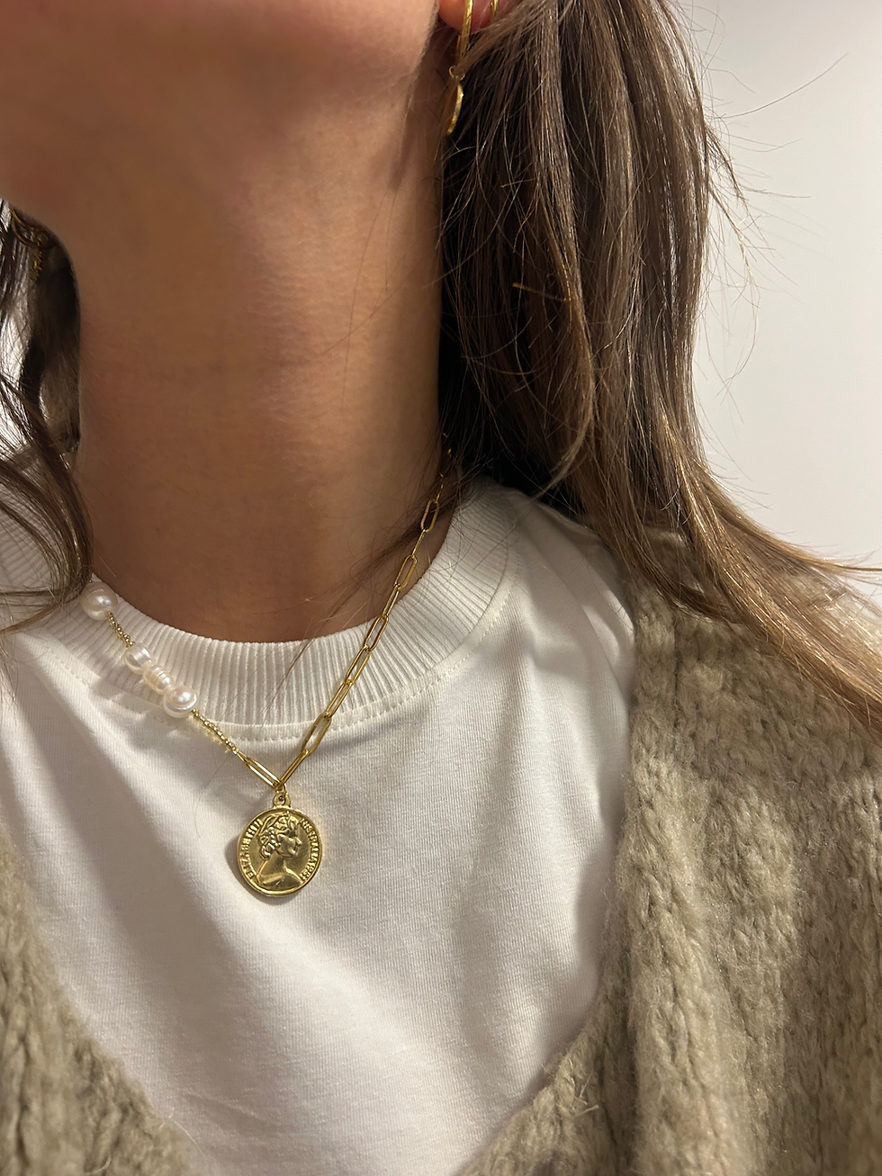 Miniaturbild: Asymmetrische Gliederkette mit Süßwasserperlen und Münzanhänger 