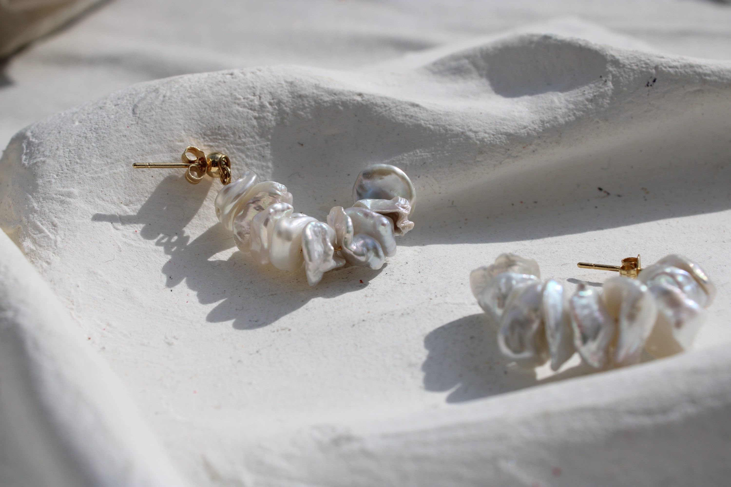 Steckerohrringe mit auffälligen Süßwasserperlen