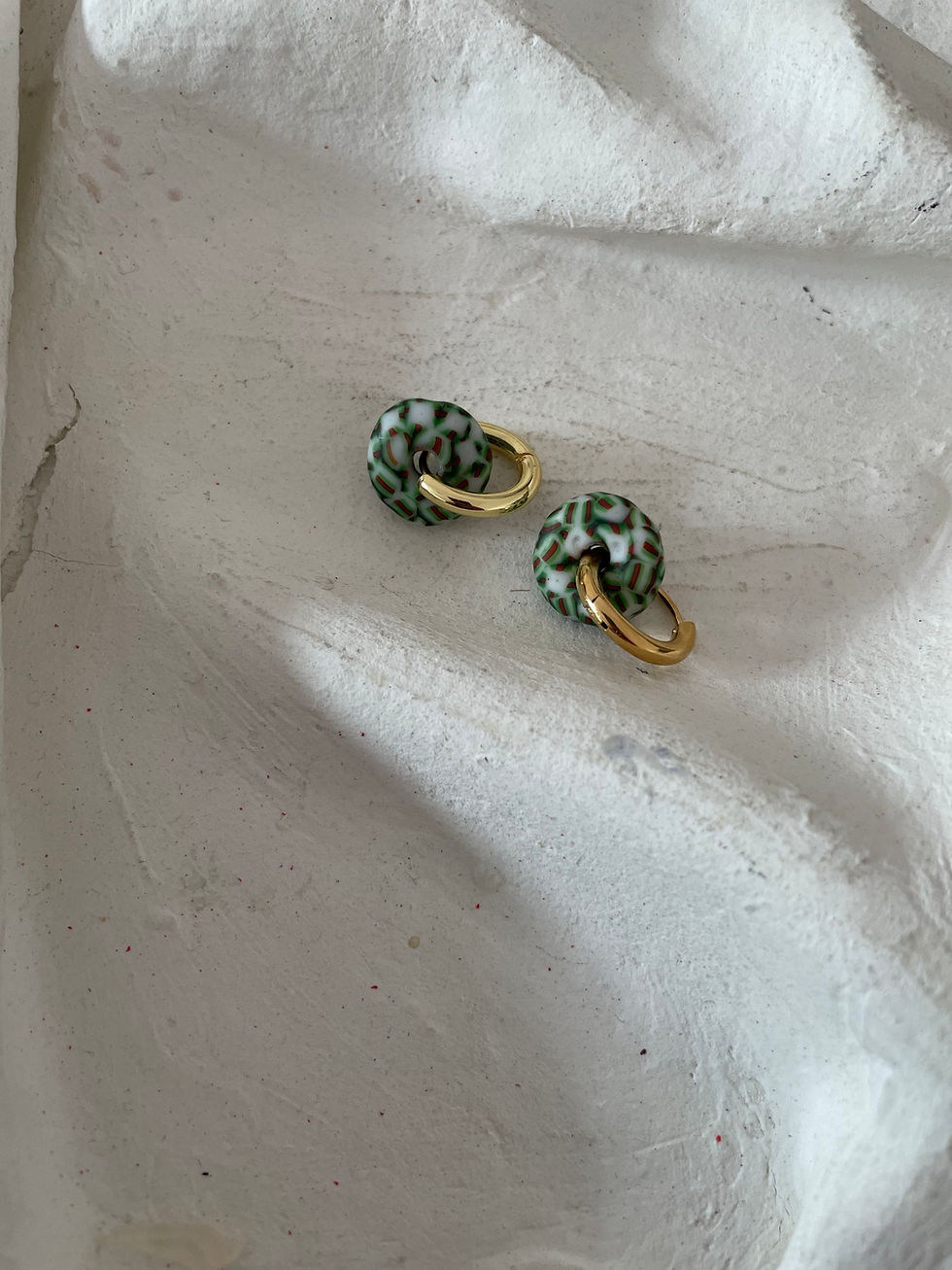 Miniaturbild: Creolen mit grünen recycelten Rondellperlen