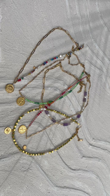 Miniaturbild: Perlenkette mit grünen und goldenen Akzenten