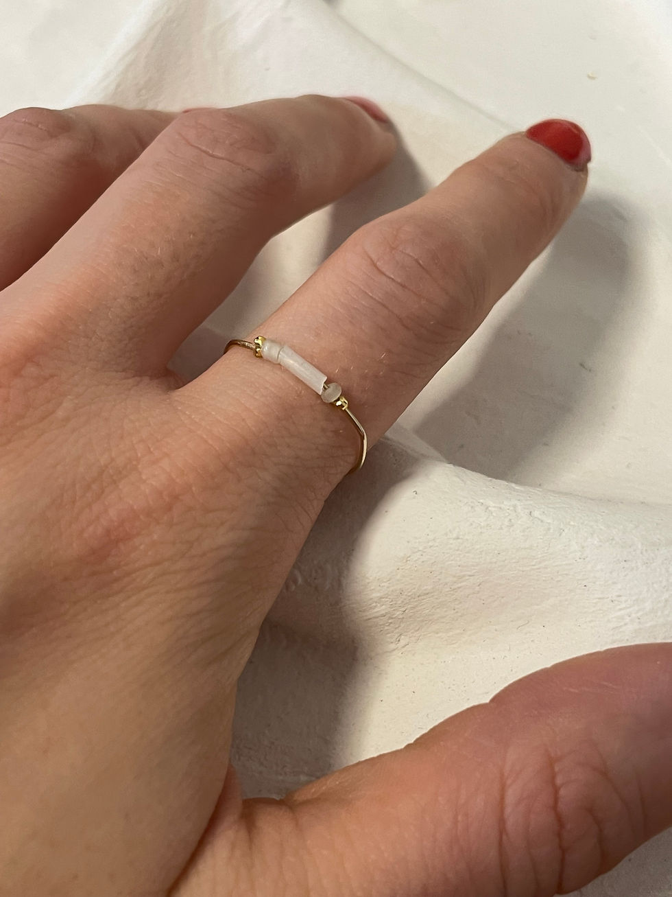 Miniaturbild: Fingerring mit Perlen am Finger