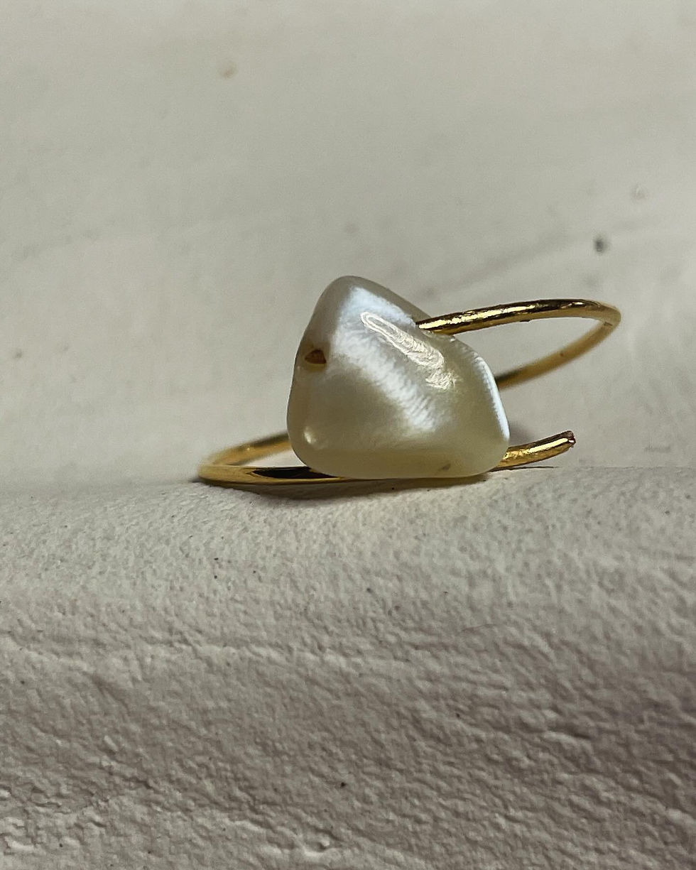 Besonderer minimalistischer Ring mit Perlmuttperle