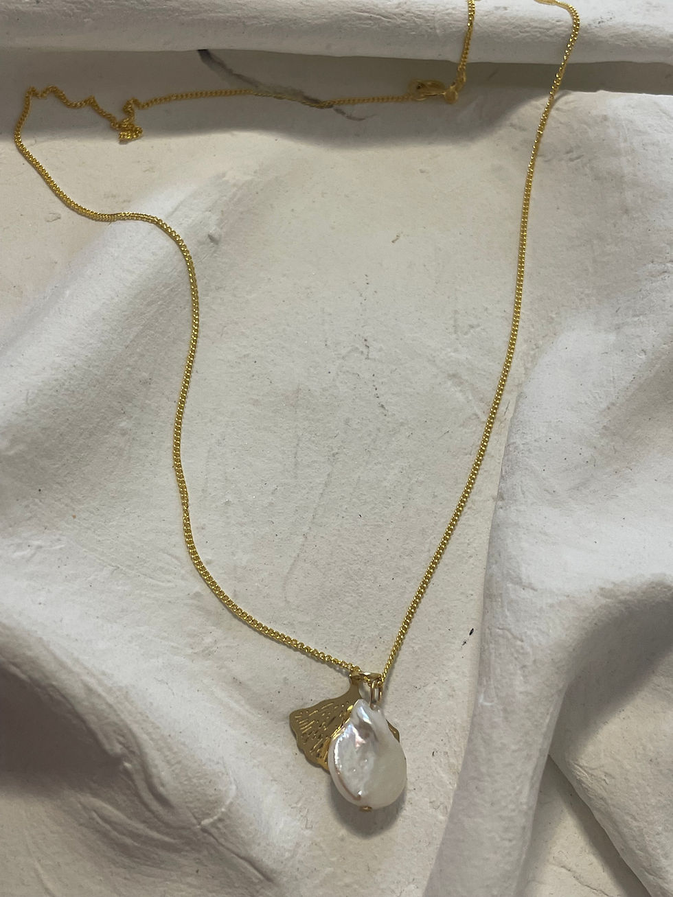 Kette mit Süßwasserperle und Ginkgoblatt