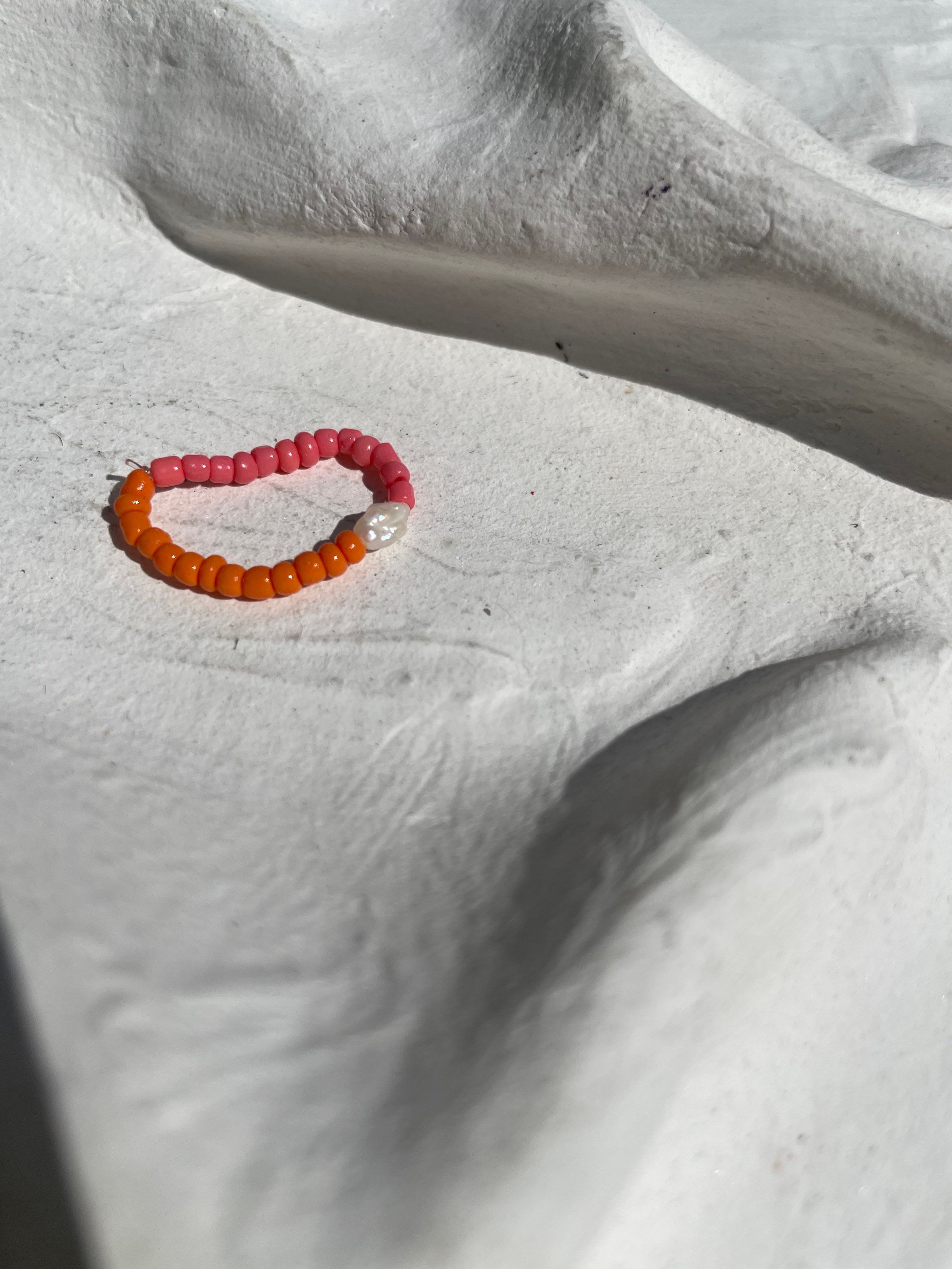 Bunter elastischer Perlenring