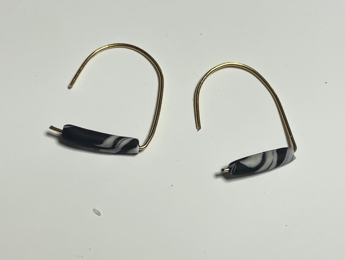 Minimalistische Ohrringe mit Marmoreffekt