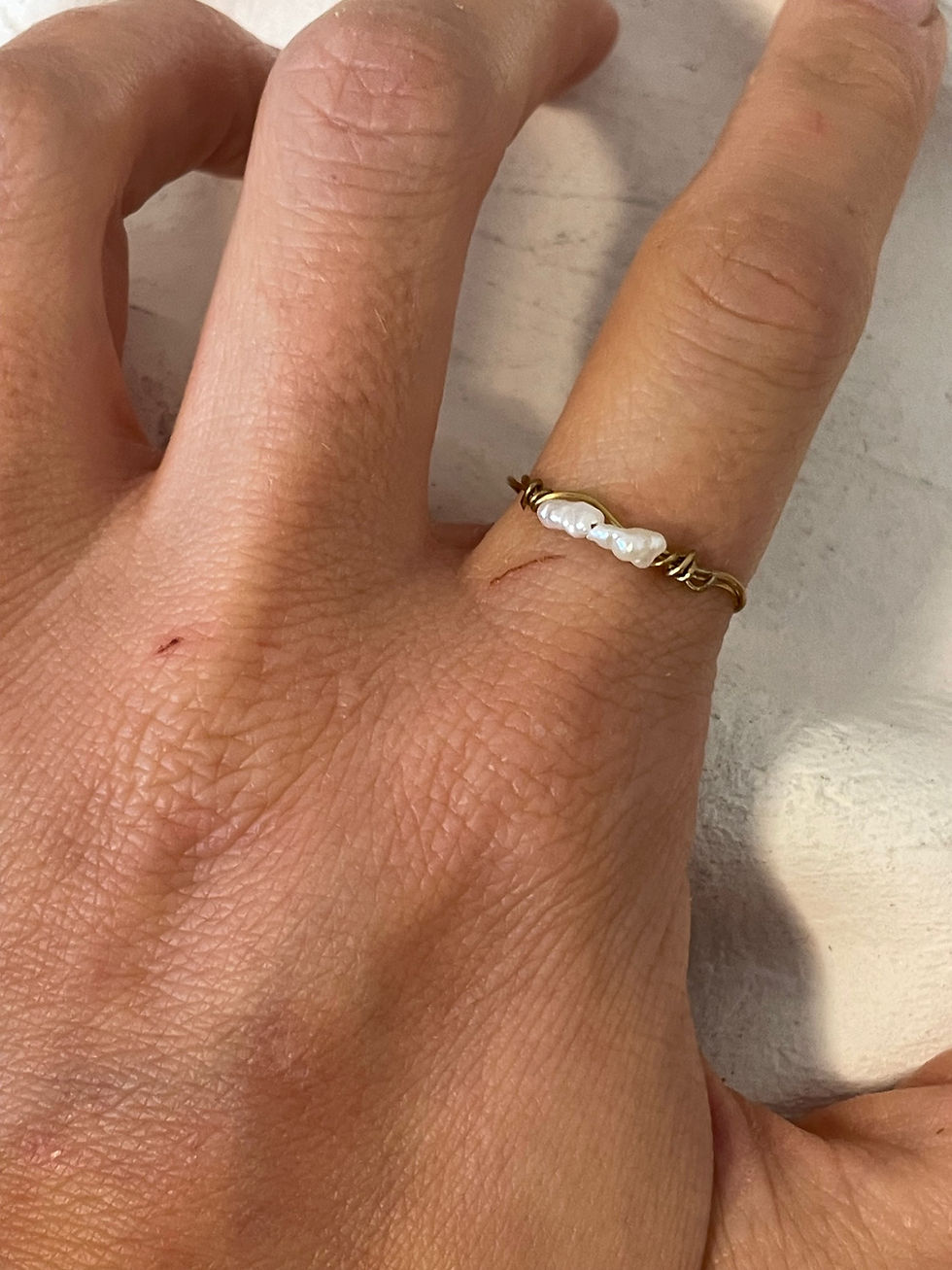 Miniaturbild: Handgefertigter Ring mit recycelten Süßwasserperlen