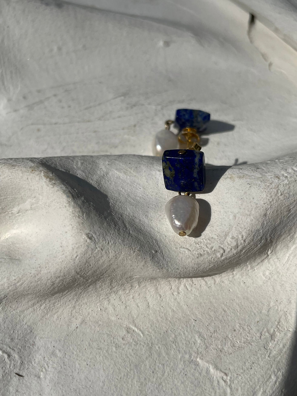 Miniaturbild: Steckerohrring  mit Lapislazuli und Süßwasserperle