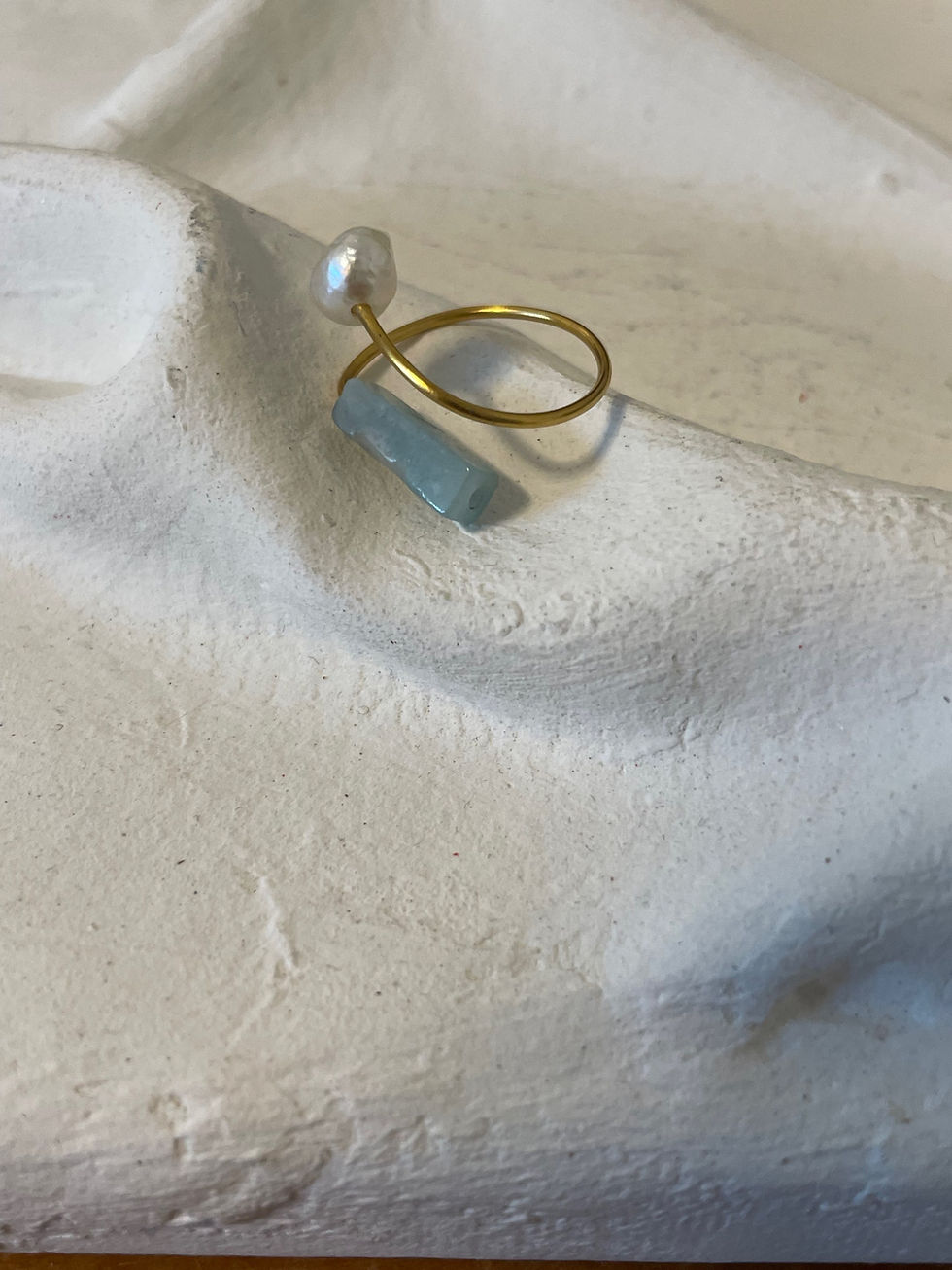 Miniaturbild: Offener Ring mit Aquamarin und Süßwasserperle 