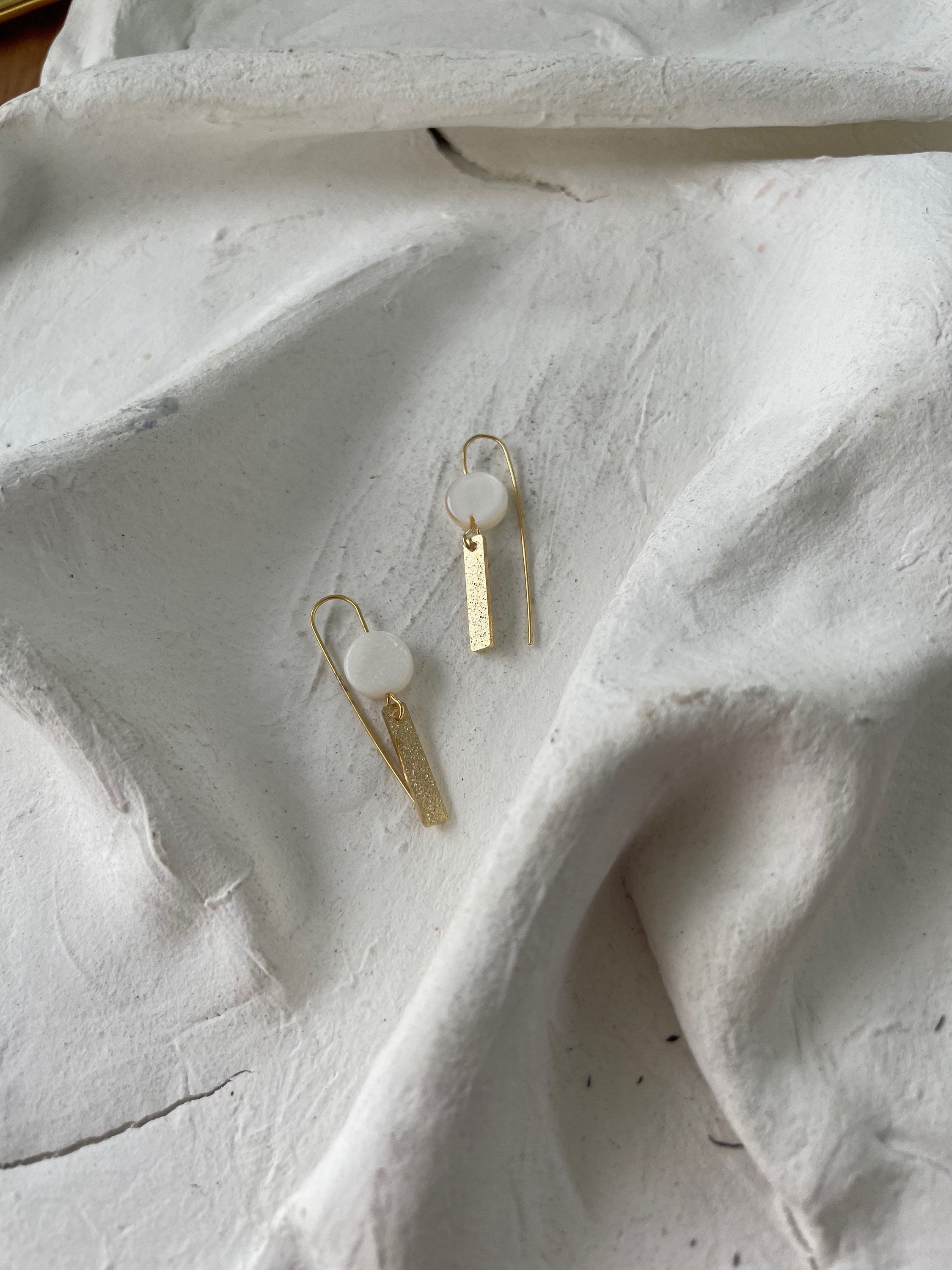 Minimalistische Hängerohrringe mit Perlmutt