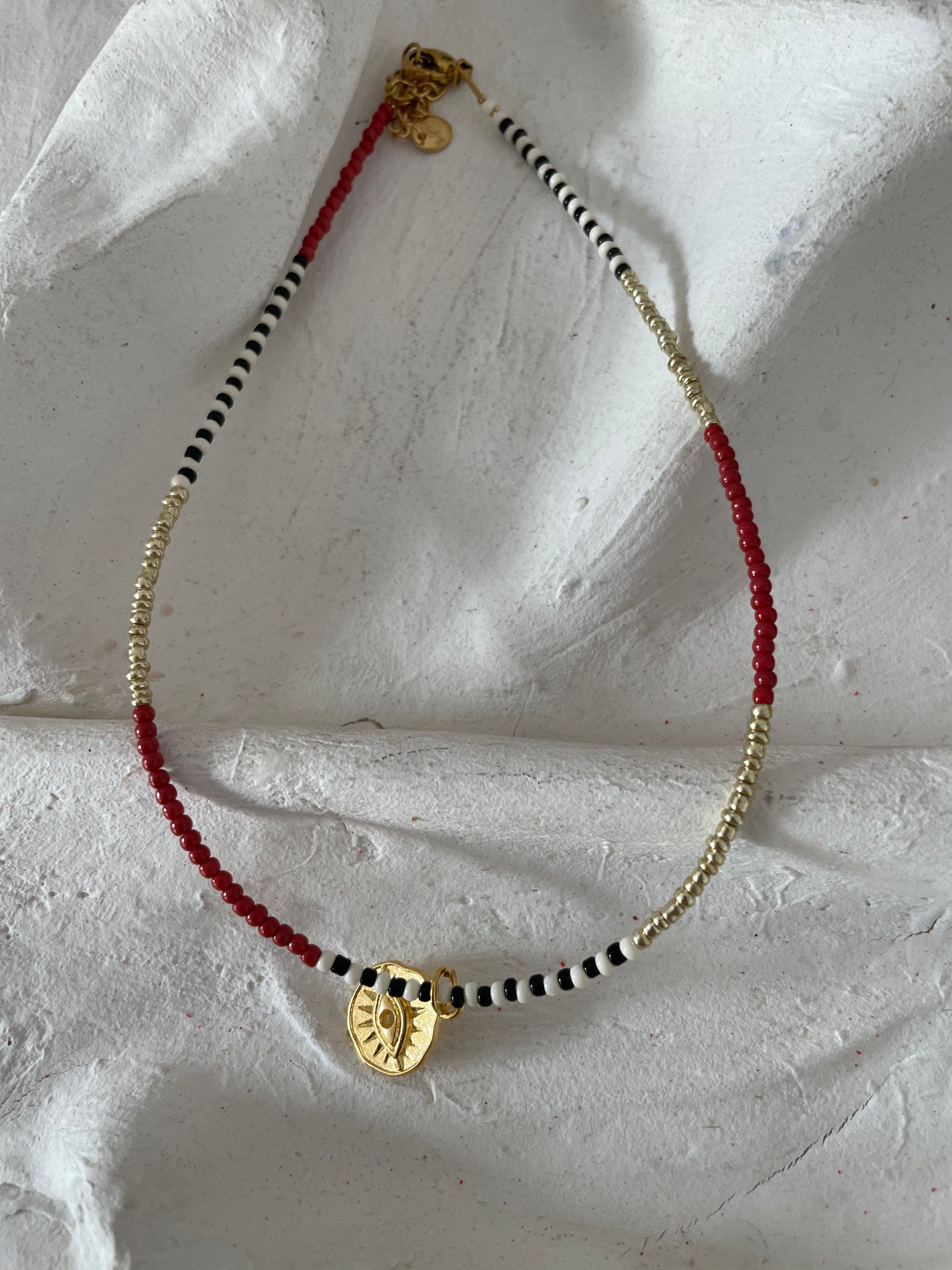 Choker Kette mit goldenen roten und schwarz weißen Perlen 