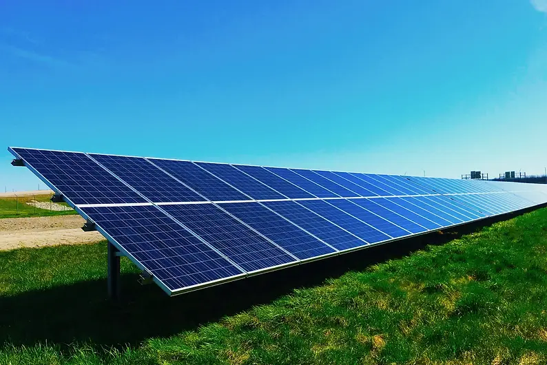 Panneaux solaires au sol sur un champ agricole