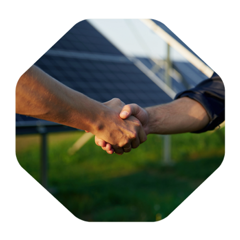 Professionnel Green Elec serrant la main d'un client symbolisant leur engagement