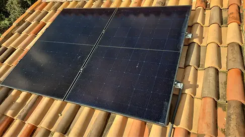 Panneaux photovoltaïques sur le toit d'une maison dans l'Hérault