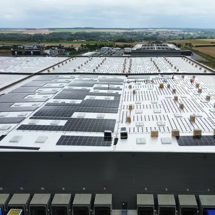 Installation de panneaux solaires sur des entrepôts à Amiens