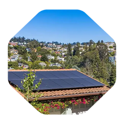 Toit d'une maison avec panneaux photovoltaïques
