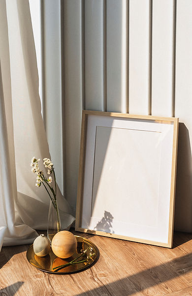 blank-picture-frame-by-white-wall-on-the-wooden-floor copie.jpg