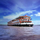 Barco de estilo colonial AmaDara en el río Mekong.