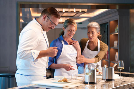 Estaciones de cocina individuales de última generación en el Culinary Center, donde los pasajeros participan en clases de cocina profesional.