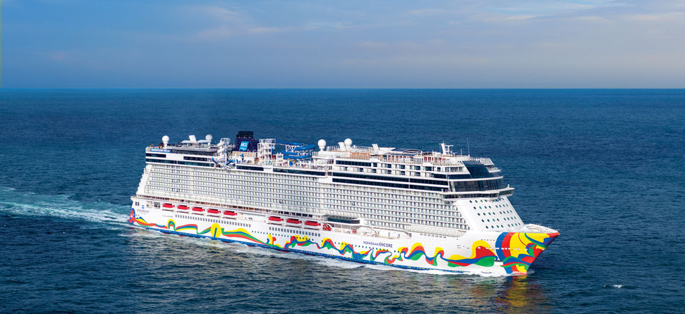 Norwegian Encore, el buque insignia de la clase Breakaway Plus, con su imponente pista de karts en cubierta superior.