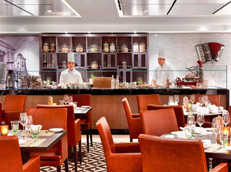 Interior elegante del restaurante italiano Manfredi's a bordo de un crucero Viking, destacando mesas puestas con mantelería impecable, iluminación cálida y una decoración refinada que evoca un ambiente clásico italiano.