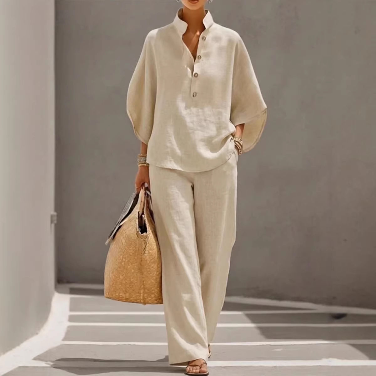 Conjunto feminino calça e blusa.