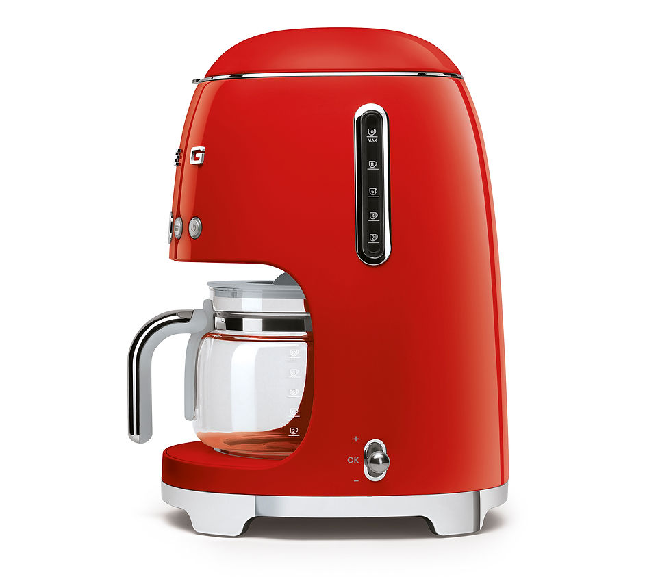 Miniaturbild: Rote Fikterkaffeemaschine von der Marke SMEG, mit einer Glaskanne, Seitenansicht