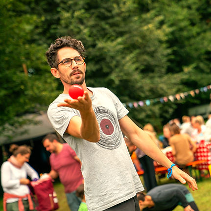 Jongliertrainer mit Ball
