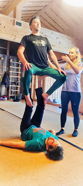 Akroyoga übung. Throne. Base. Flyer. Spotter