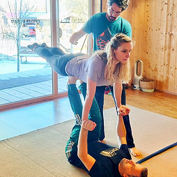 AcroYoga übung. Bird. Richtige Ausführung der Übung
