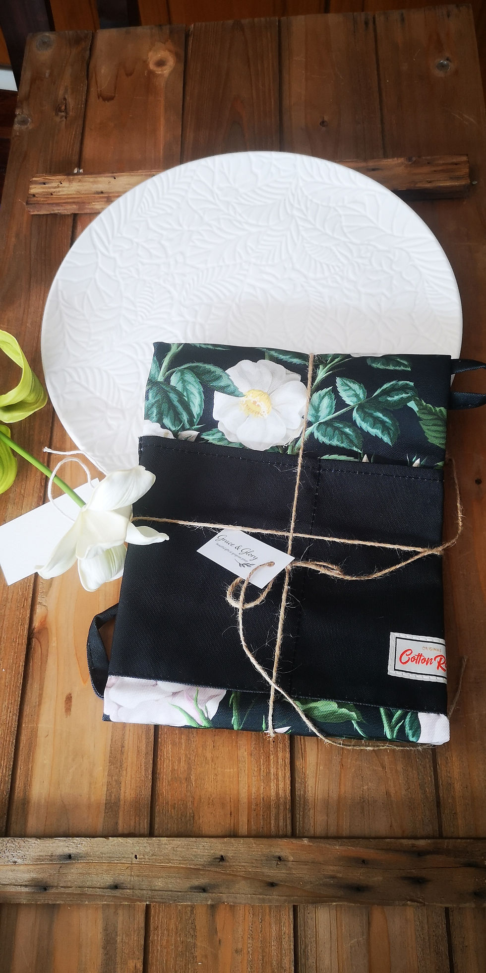 Thumbnail: Large Leaf print dish, Apron, flower