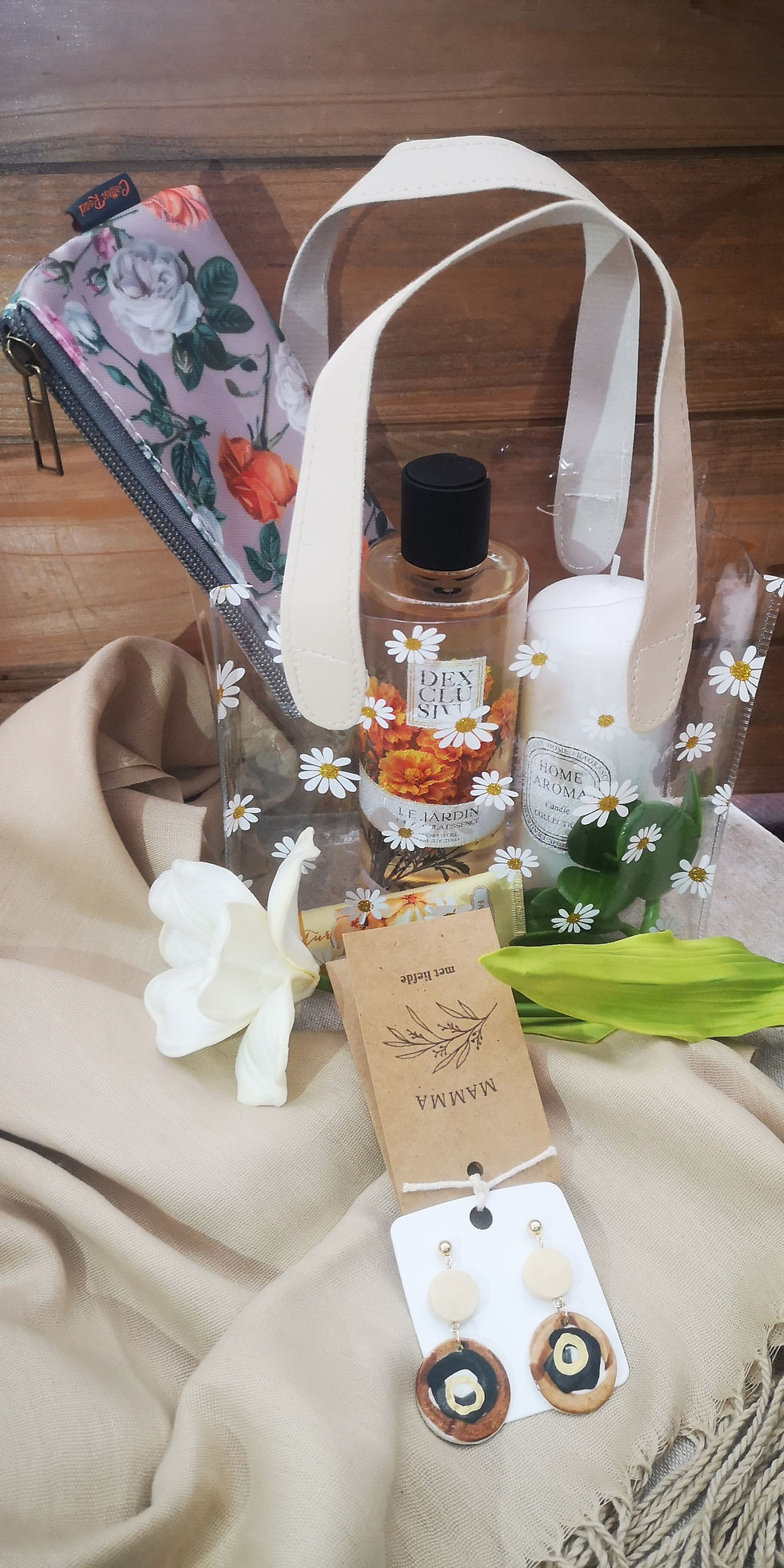 Thumbnail: 7 piece beautiful Daisy gift bag
