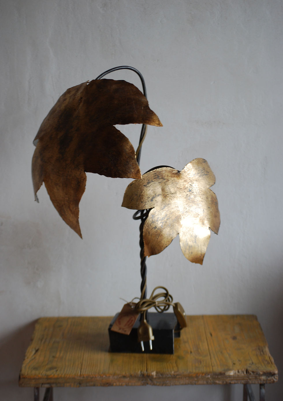 Miniatura: Lámpara de mesa. Hoja Liquidambar.Dorada. 2 hojas. 1 luz.