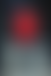 Modelo desfilando com um moletom vermelho oversized com detalhe de cordão ajustável na cintura, combinado com jeans largos. A combinação de cor vibrante e modelagem descontraída cria um contraste moderno e urbano.