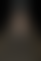 Look futurista com vestido prateado assimétrico e textura metálica que mistura estética armorial com códigos contemporâneos da moda inspirada no medievalismo.