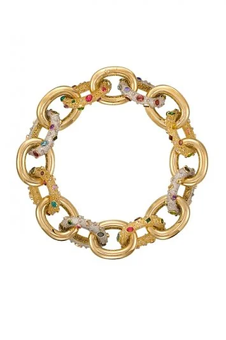 Bracelete dourado em estilo de elos entrelaçados, com detalhes adornados por pedras preciosas coloridas em tons de verde, vermelho e branco. Cada elo é decorado com texturas intrincadas e elementos que evocam sofisticação e um design atemporal